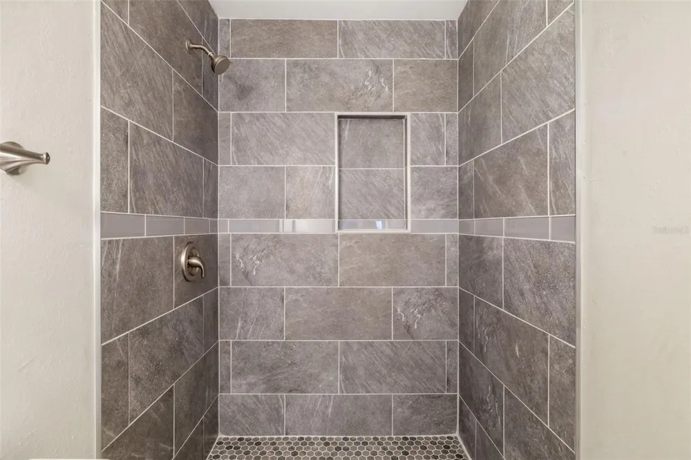 2513 AVENUE B #B Bradenton Beach, FL 34217