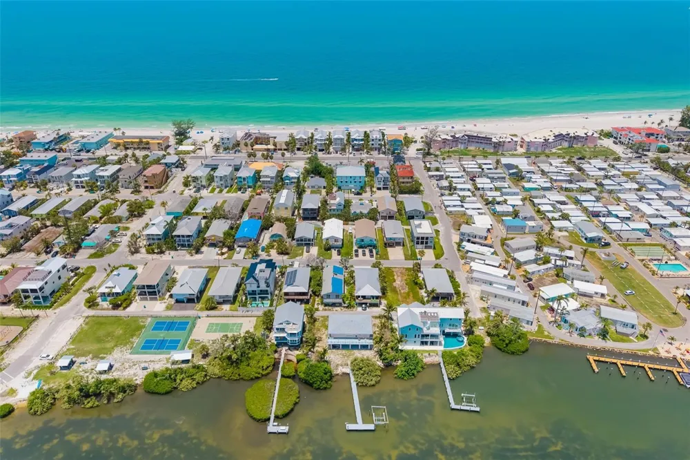 2513 AVENUE B #B Bradenton Beach, FL 34217