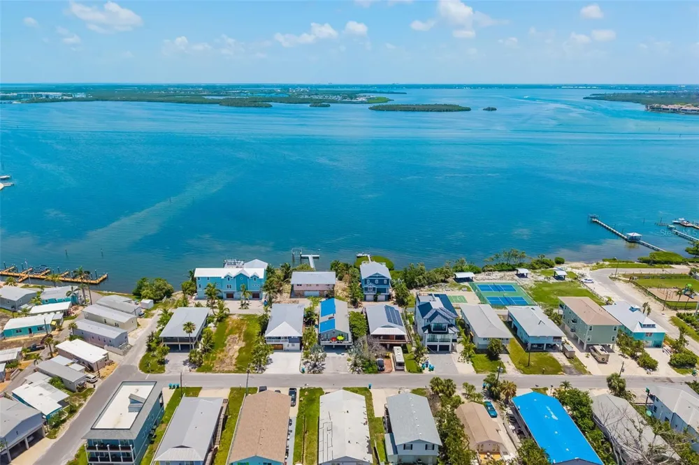 2513 AVENUE B #B Bradenton Beach, FL 34217