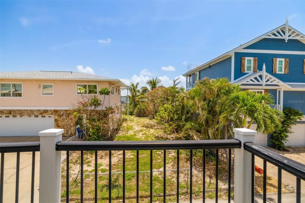 2513 AVENUE B #B Bradenton Beach, FL 34217