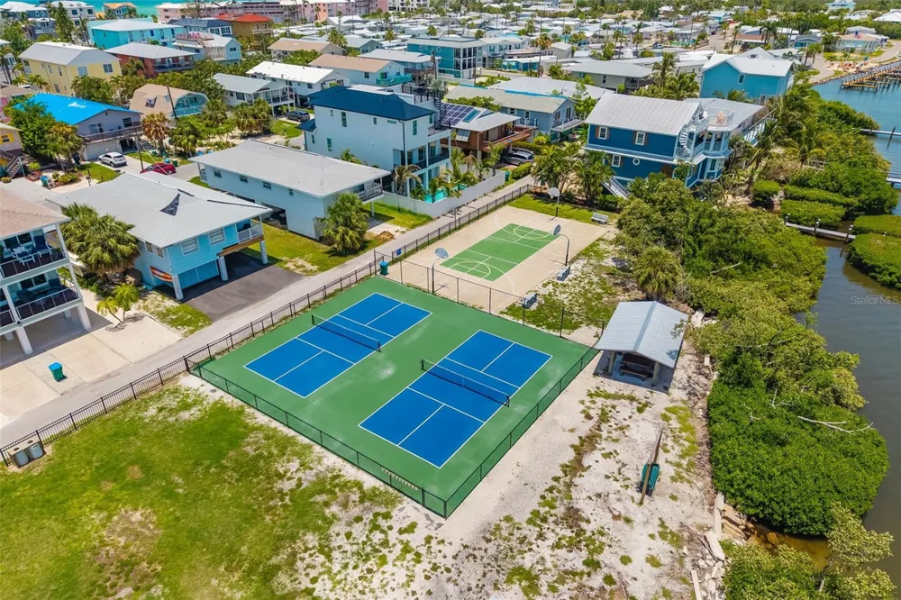 2513 AVENUE B #B Bradenton Beach, FL 34217