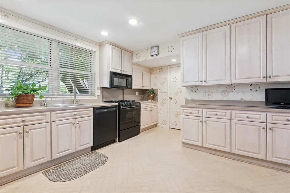 1390 Broadway #118 Hewlett, NY 11557