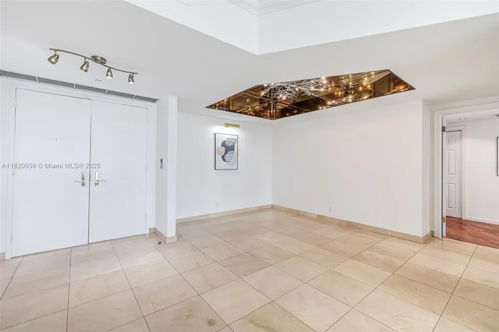20281 E Country Club Dr #1412 Aventura, FL 33180