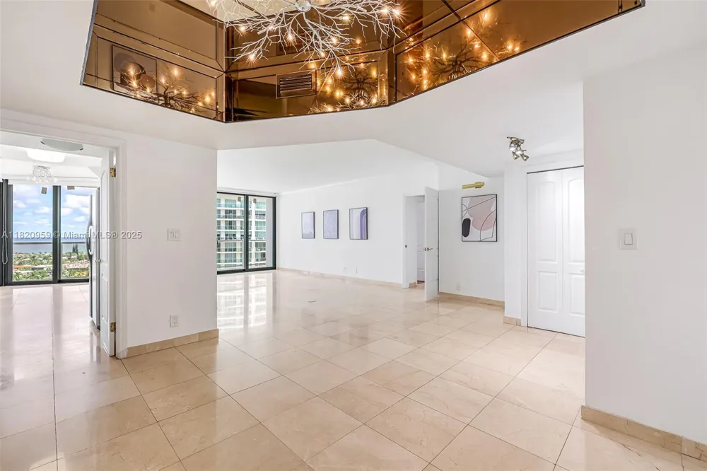 20281 E Country Club Dr #1412 Aventura, FL 33180