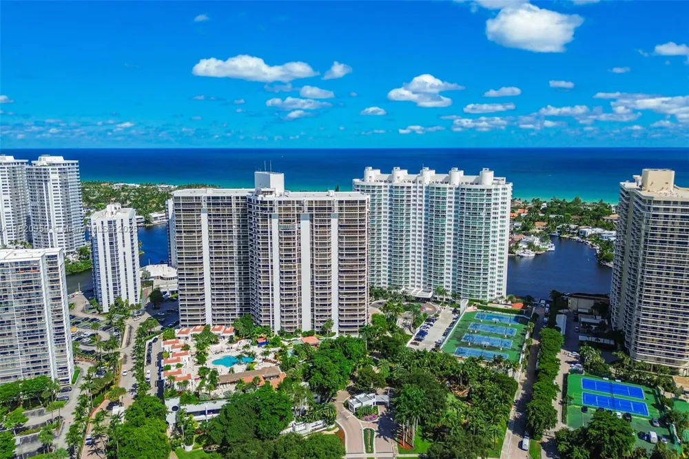 20281 E Country Club Dr #1412 Aventura, FL 33180
