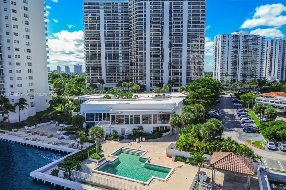 20281 E Country Club Dr #1412 Aventura, FL 33180