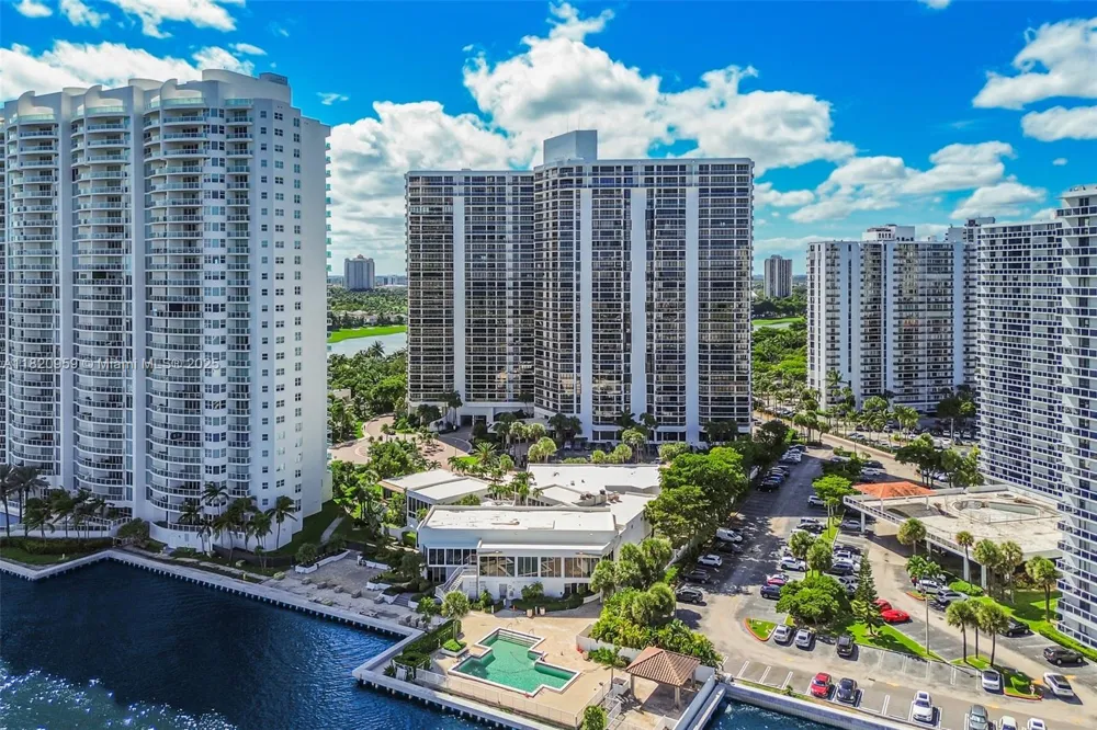 20281 E Country Club Dr #1412 Aventura, FL 33180