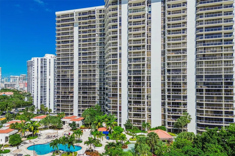 20281 E Country Club Dr #1412 Aventura, FL 33180