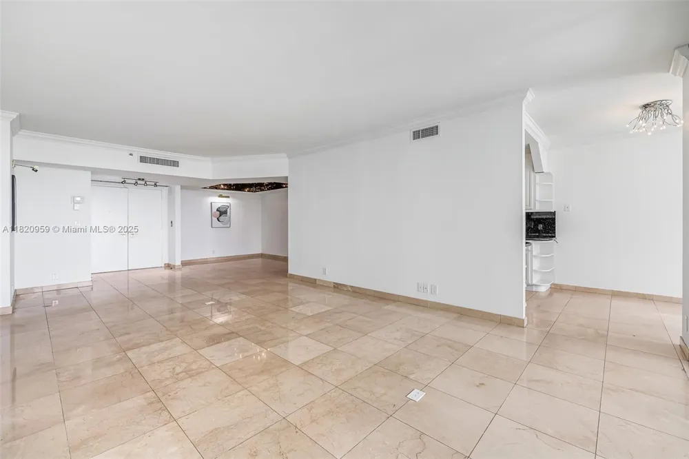 20281 E Country Club Dr #1412 Aventura, FL 33180