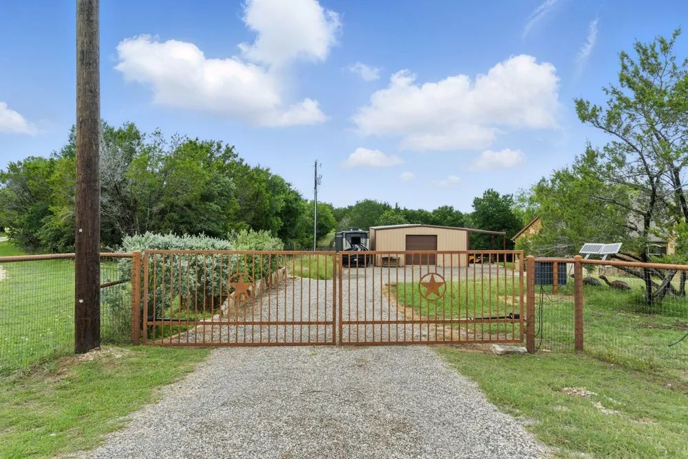 565 Ridgeway Drive Bluff Dale, TX 76433