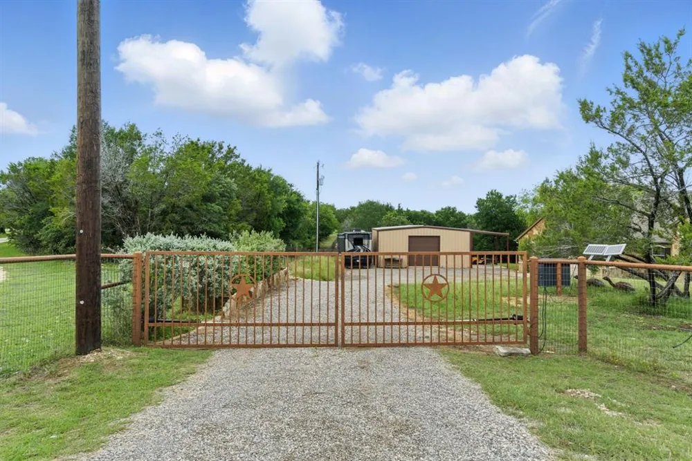 565 Ridgeway Drive Bluff Dale, TX 76433