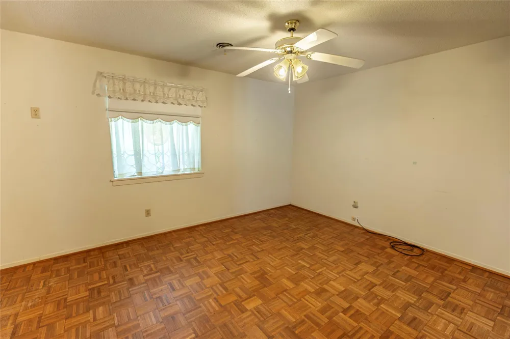 1092 South Holland Street Bellville, TX 77418
