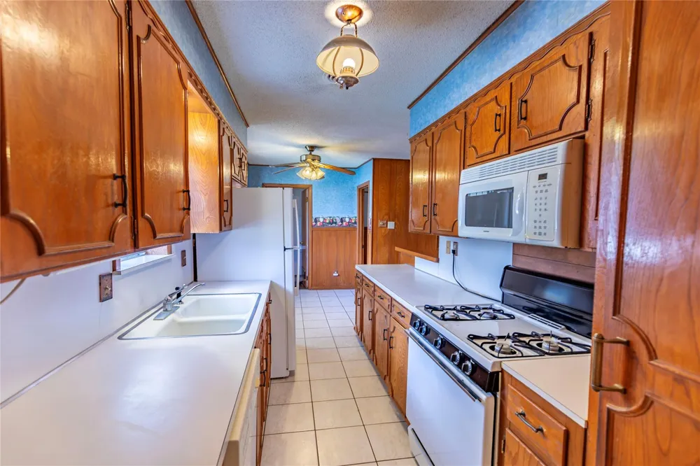 1092 South Holland Street Bellville, TX 77418