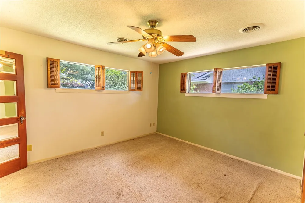 1092 South Holland Street Bellville, TX 77418