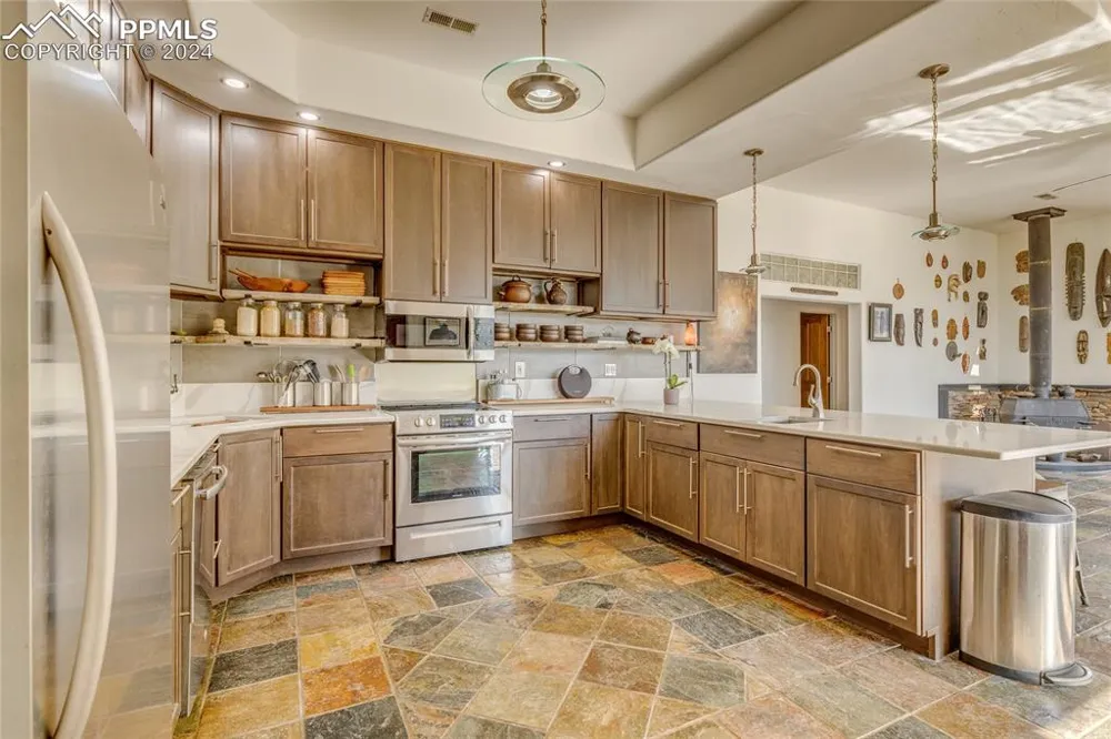 11150 W Highway 24 Crystola, CO 80819