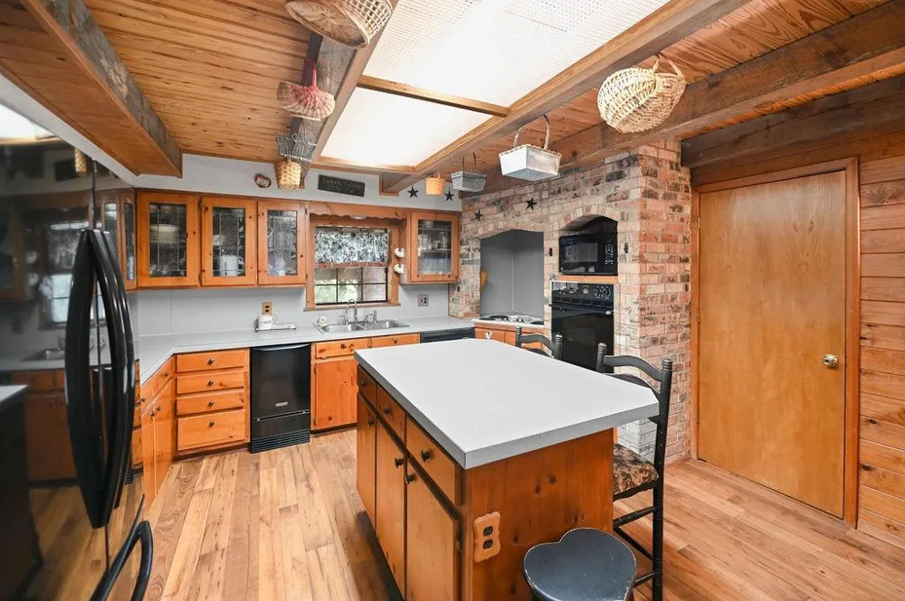 411 Rs County Road 4525 Point, TX 75472