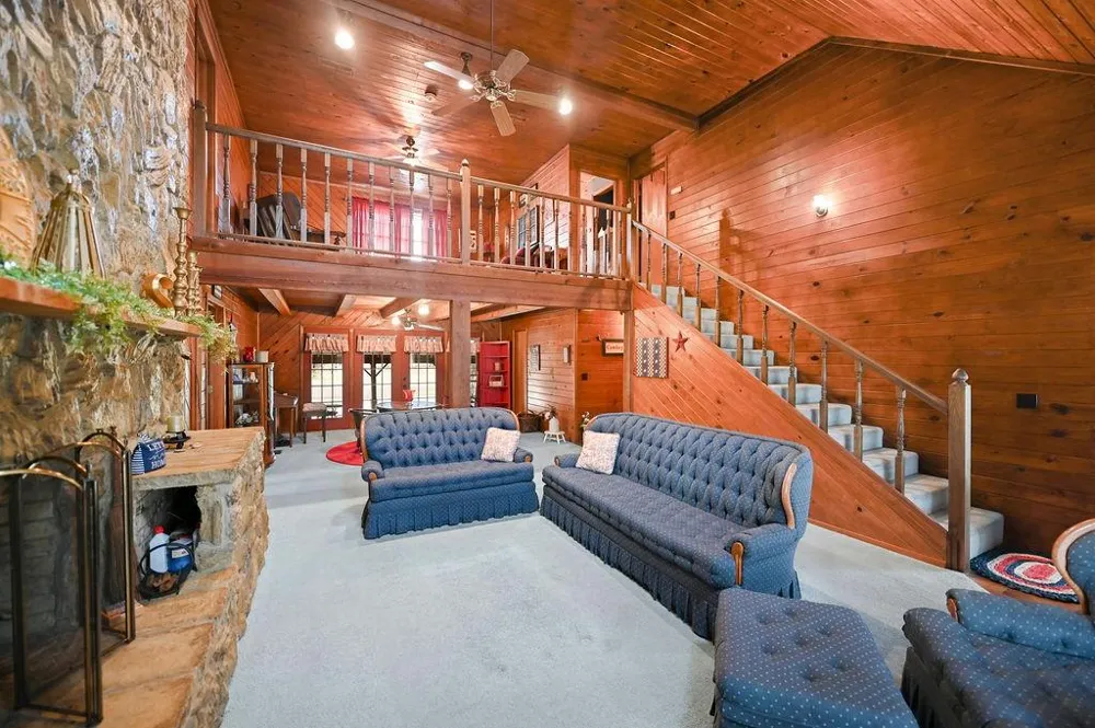 411 Rs County Road 4525 Point, TX 75472