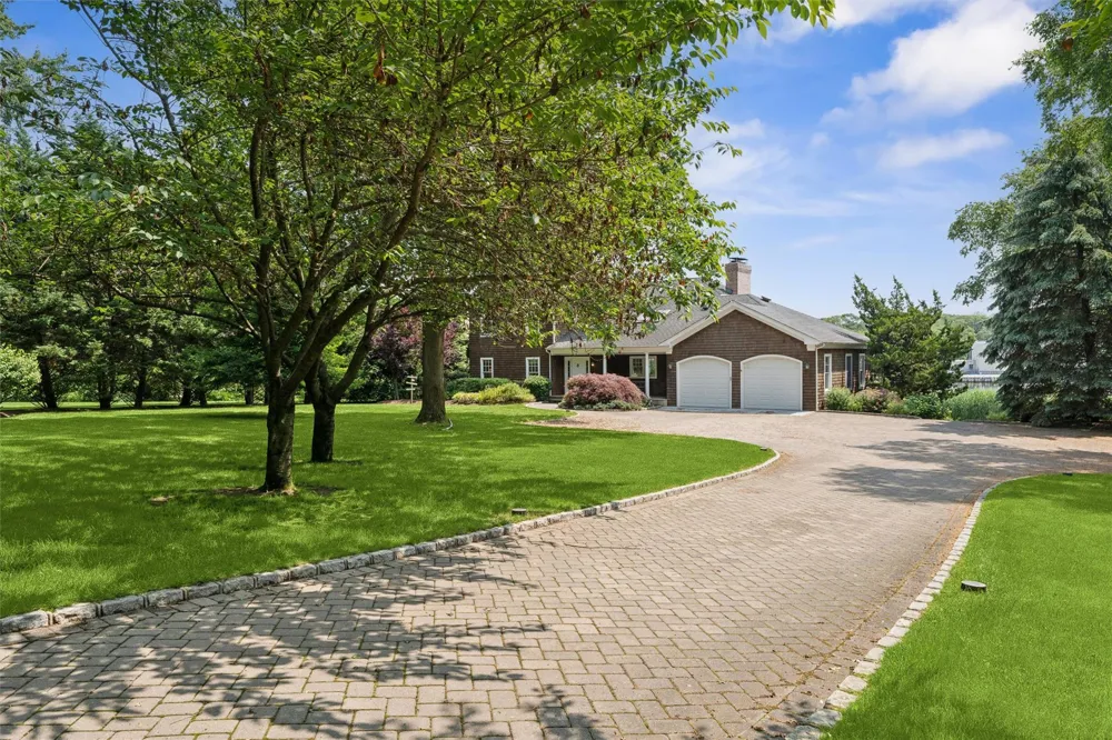 40 Overlook Drive Aquebogue, NY 11931