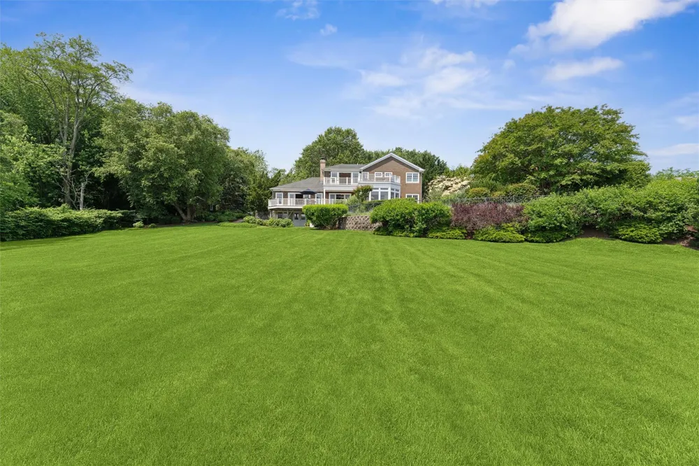 40 Overlook Drive Aquebogue, NY 11931