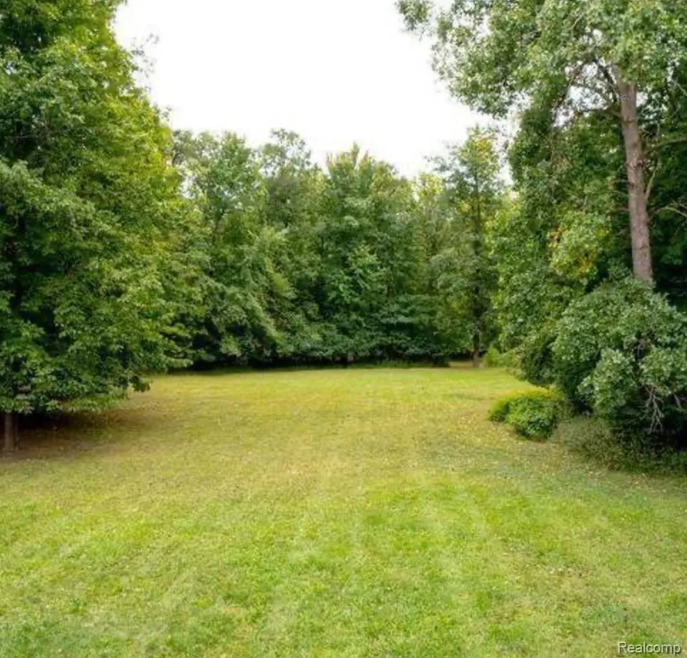 1 WOODLYNNE DRIVE Bingham Farms Village, MI 48025
