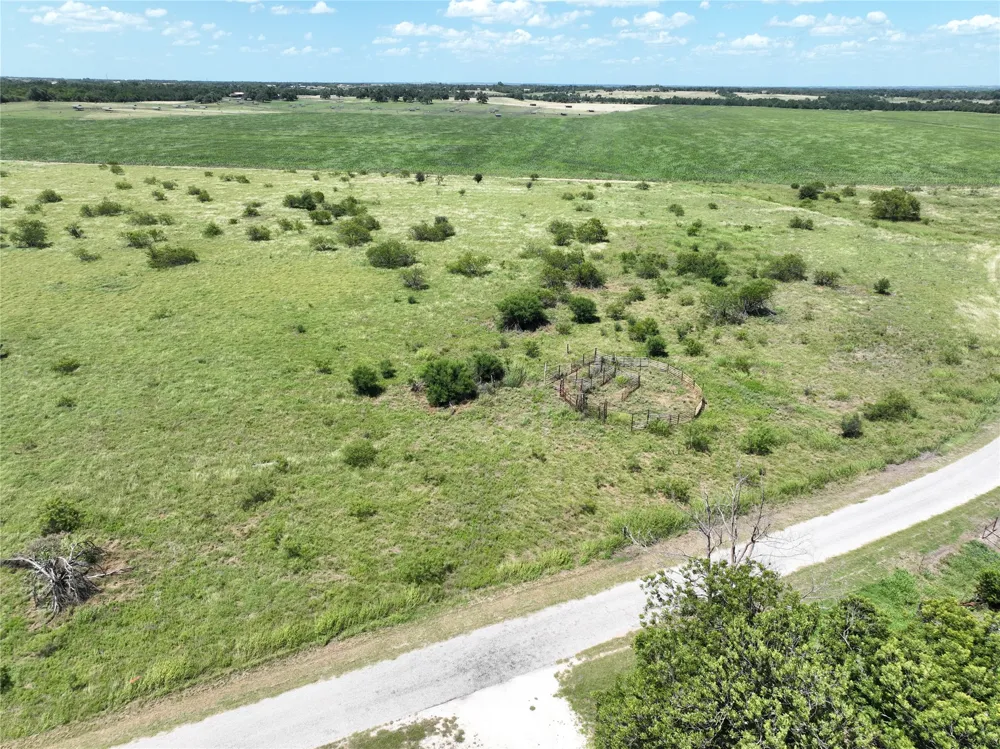 E TRAVIS Holland, TX 76534