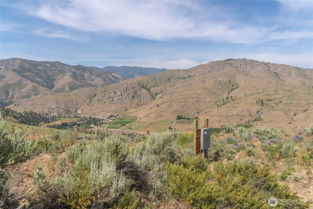 15 Cowboy Road Pateros, WA 98846
