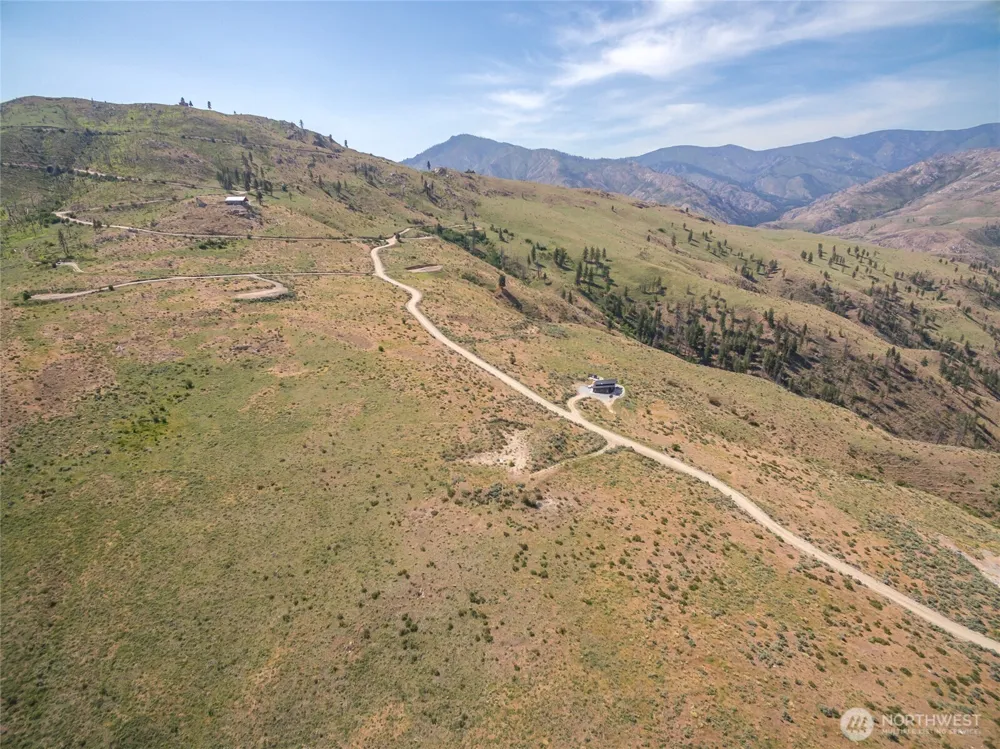 15 Cowboy Road Pateros, WA 98846