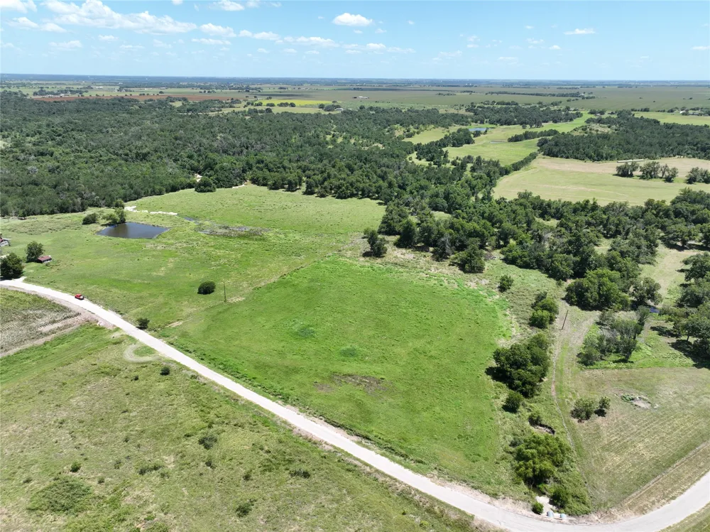 E TRAVIS Holland, TX 76534