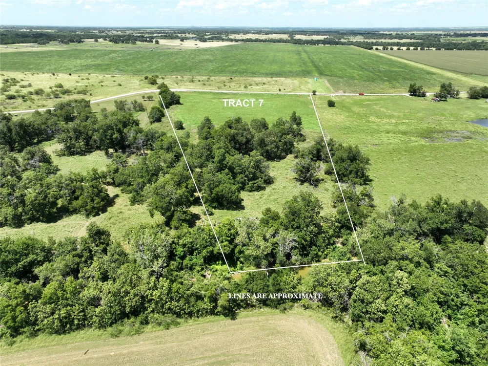 E TRAVIS Holland, TX 76534