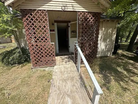 1025 E Young Street