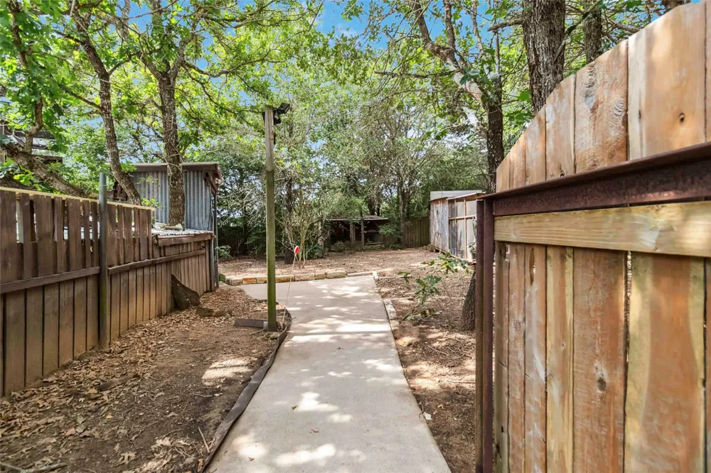 208 Old Potato Road Paige, TX 78659
