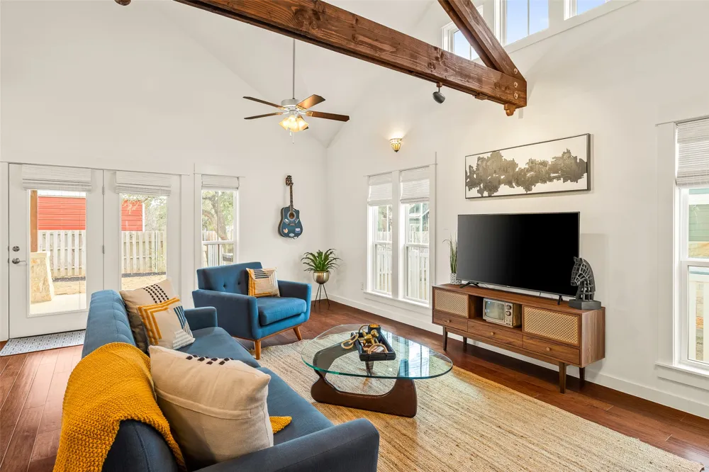 435 Hays Street Dripping Springs, TX 78620