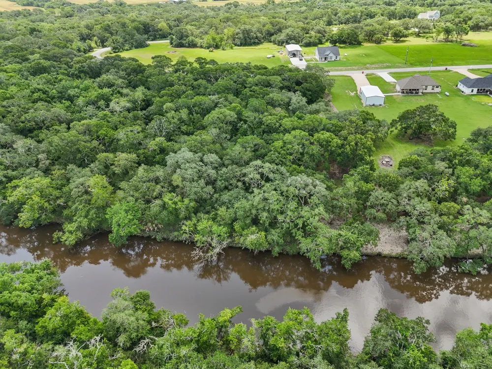 11 River Hollow Way Blessing, TX 77419