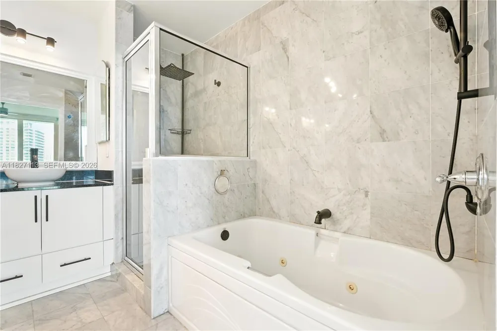31 SE 5th St #4021 Miami, FL 33131