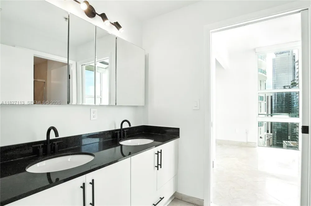 31 SE 5th St #4021 Miami, FL 33131