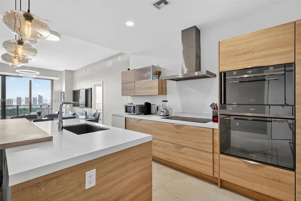 16385 Biscayne Blvd #PH7 North Miami Beach, FL 33160