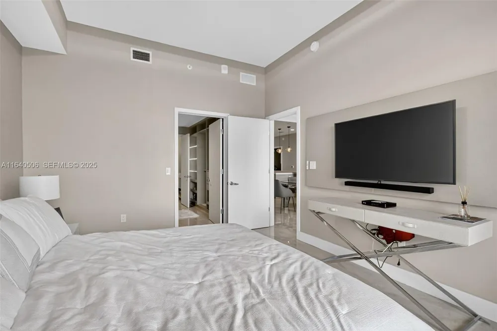 16385 Biscayne Blvd #PH7 North Miami Beach, FL 33160