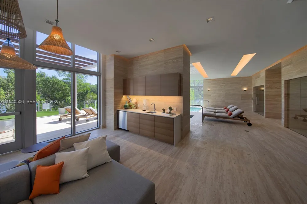 16385 Biscayne Blvd #PH7 North Miami Beach, FL 33160