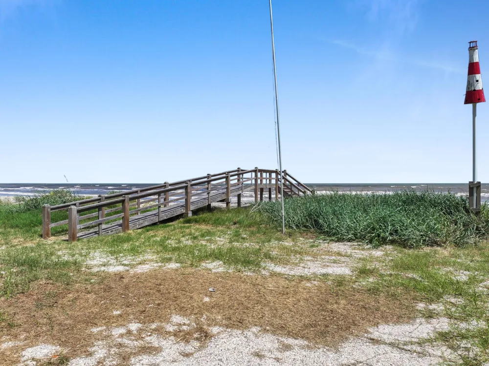 2496 Highway 87 Gilchrist, TX 77617