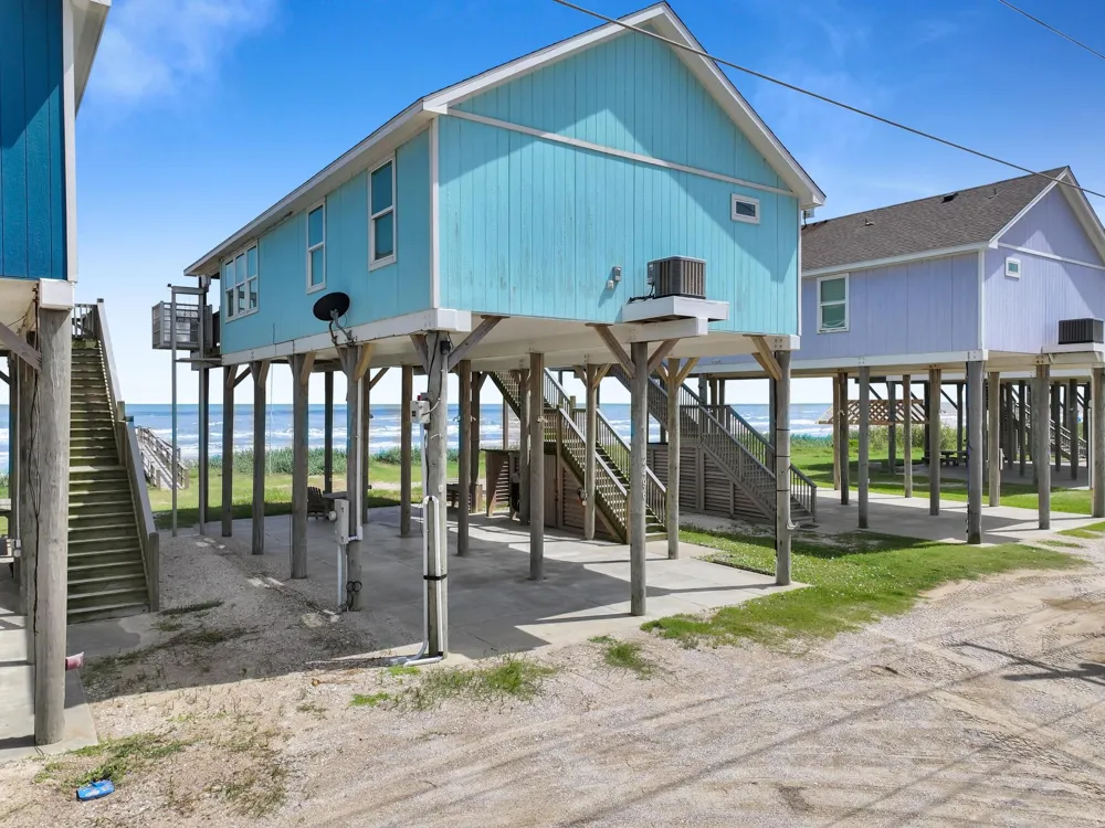 2496 Highway 87 Gilchrist, TX 77617