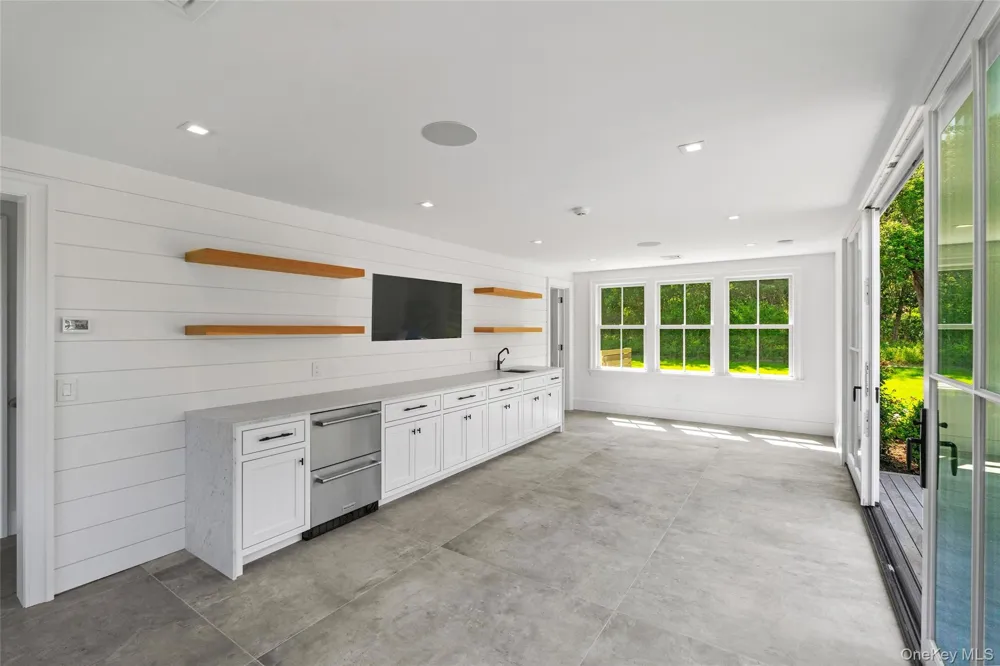 161 South Road Westhampton, NY 11977