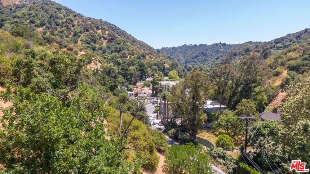 2250 Benedict Canyon Drive Beverly Hills, CA 90210