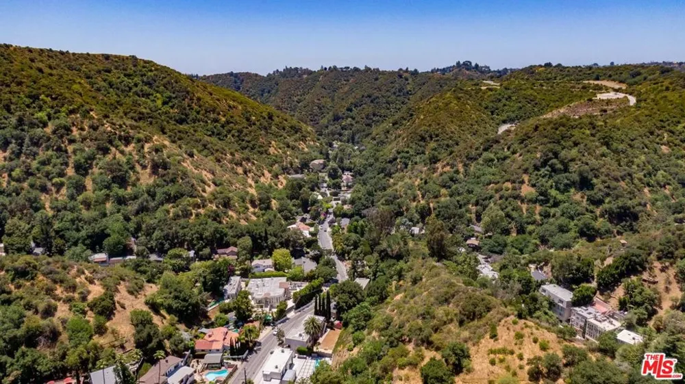 2250 Benedict Canyon Drive Beverly Hills, CA 90210