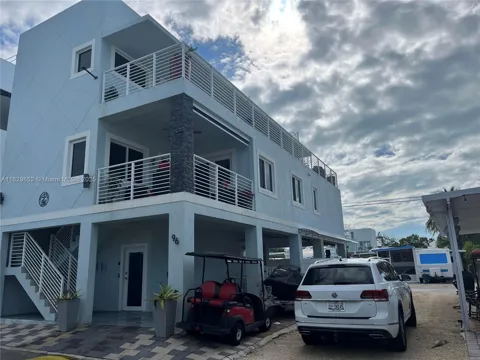 325 Calusa St 96
