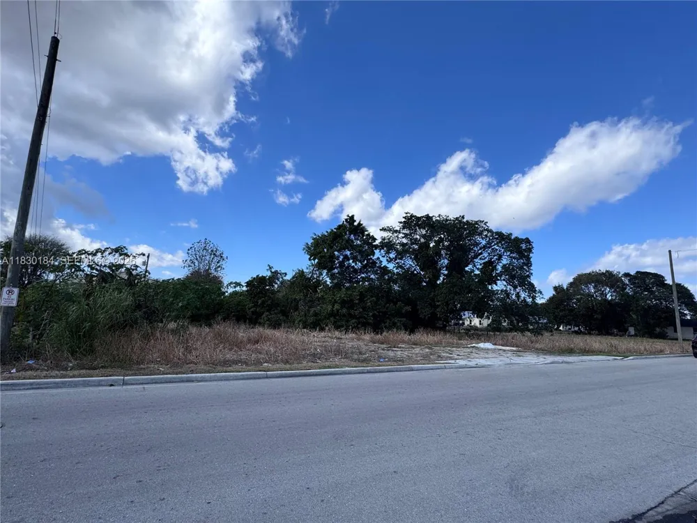 875 JOE LOUIS AVE Pahokee, FL 33476