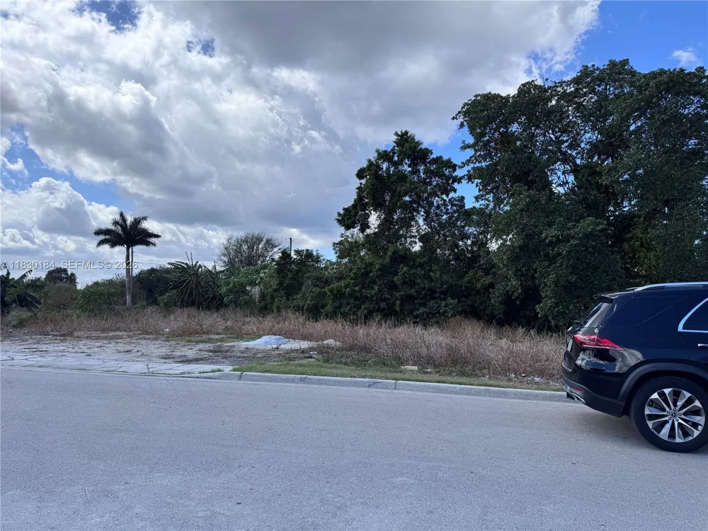 875 JOE LOUIS AVE Pahokee, FL 33476