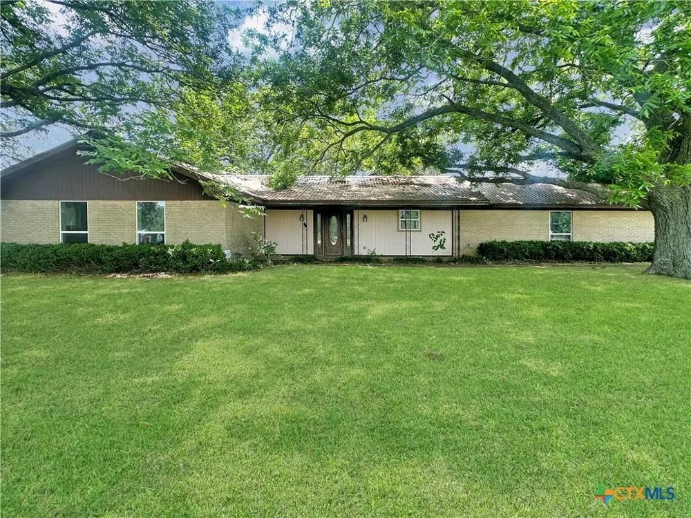 1226 E US Highway 90 Flatonia, TX 78941