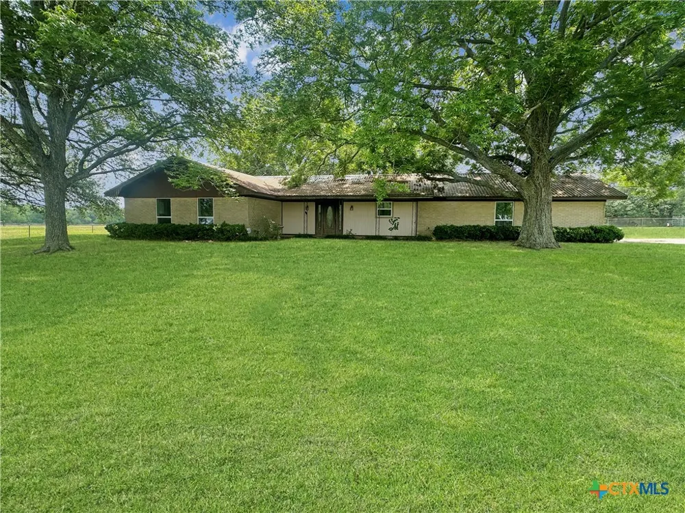 1226 E US Highway 90 Flatonia, TX 78941