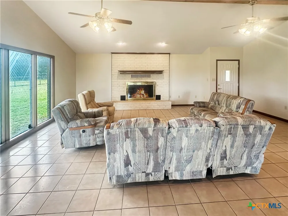 1226 E US Highway 90 Flatonia, TX 78941
