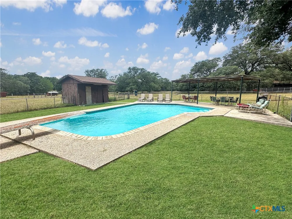 1226 E US Highway 90 Flatonia, TX 78941